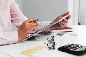 Experto fiscal revisando documentación tributaria